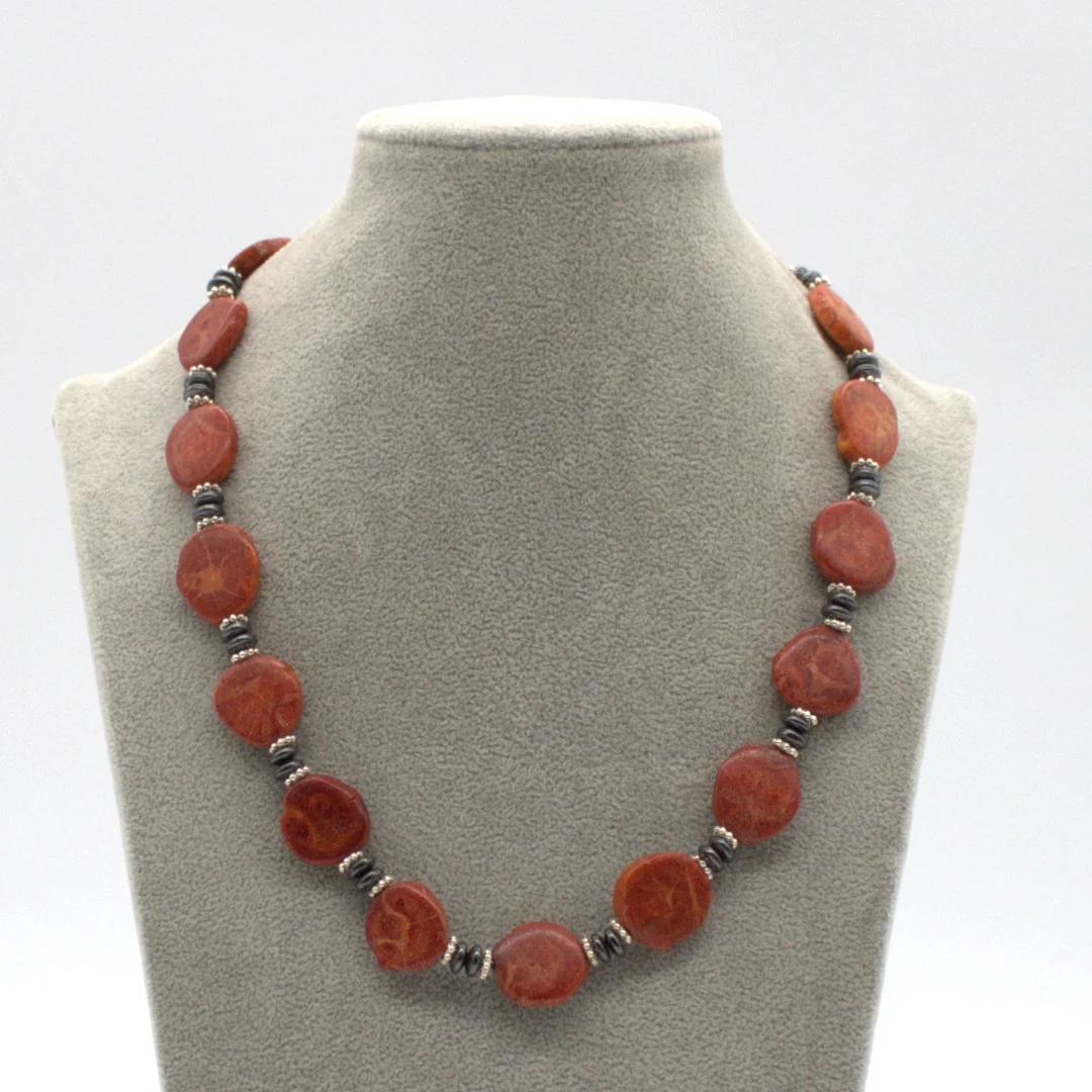 VINTAGE SCHAUMKORALLE-COLLIER MIT HÄMATITEINLAGEN UND KUGELVERSCHLUSS. — Necklace — Kunst- und Auktionshaus Kleinhenz