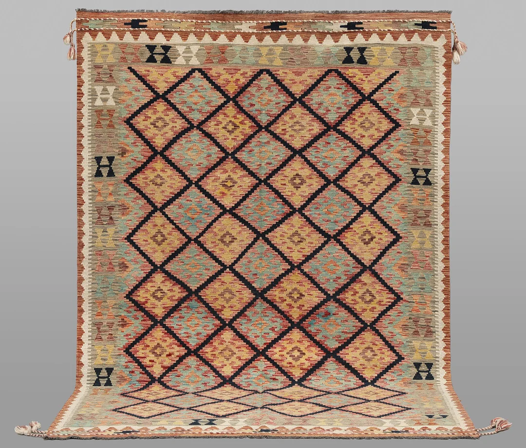 MATTA. Kelim klassisk design med dekor av toffsar, 250 x 175 cm. — Oriental Carpets & Textiles — Södermanlands Auktionsverk