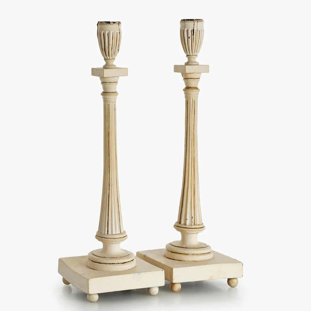 LJUSSTAKAR, ett par, sengustavianska, 1800-talets första kvartal, bemålat trä. — Candlesticks — Crafoord Auktioner Stockholm