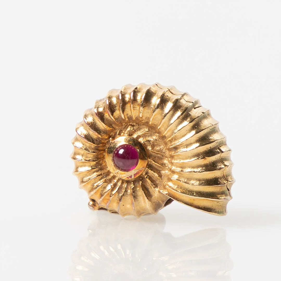 OLE LYNGGAARD, lås, 18K guld, briljantslipad diamant och cabochonslipad rubin. — Jewellery — Stockholms Auktionsverk Helsingborg