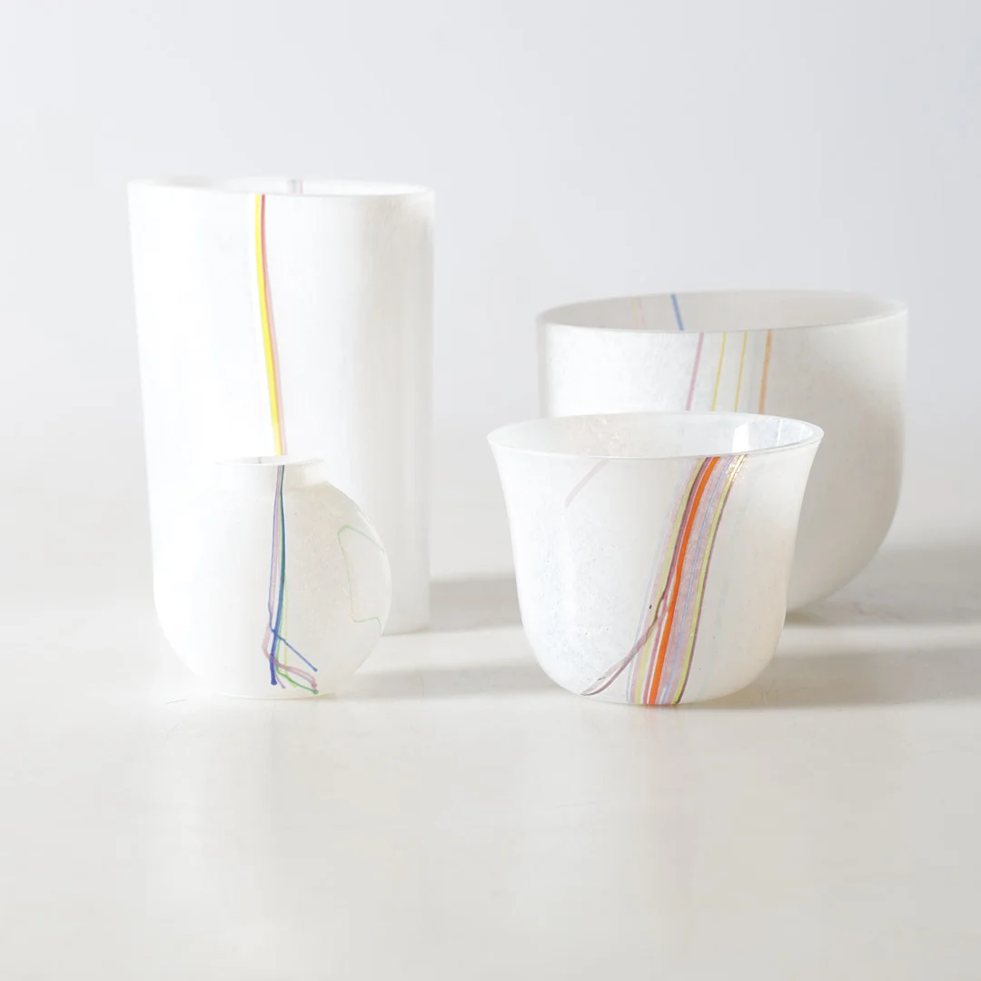 BERTIL VALLIEN. Vaser samt skålar, 4 delar, glas, "Rainbow", Kosta Boda. — Art glass — Gomér & Andersson Nyköping