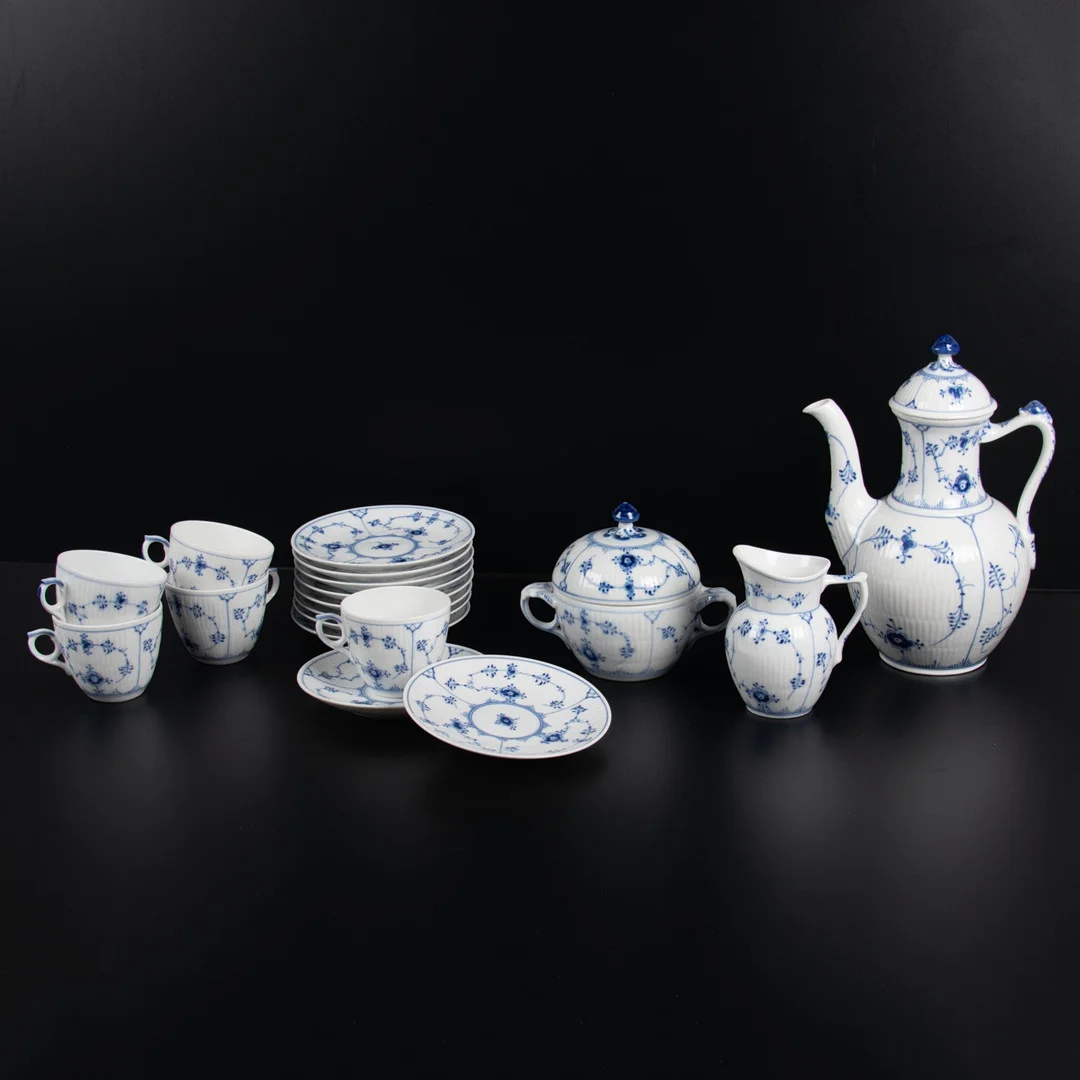 ROYAL COPENHAGEN MUSSELMALET. Kaffeservisdelar, 18 delar. — Tableware — Laholms Auktionskammare