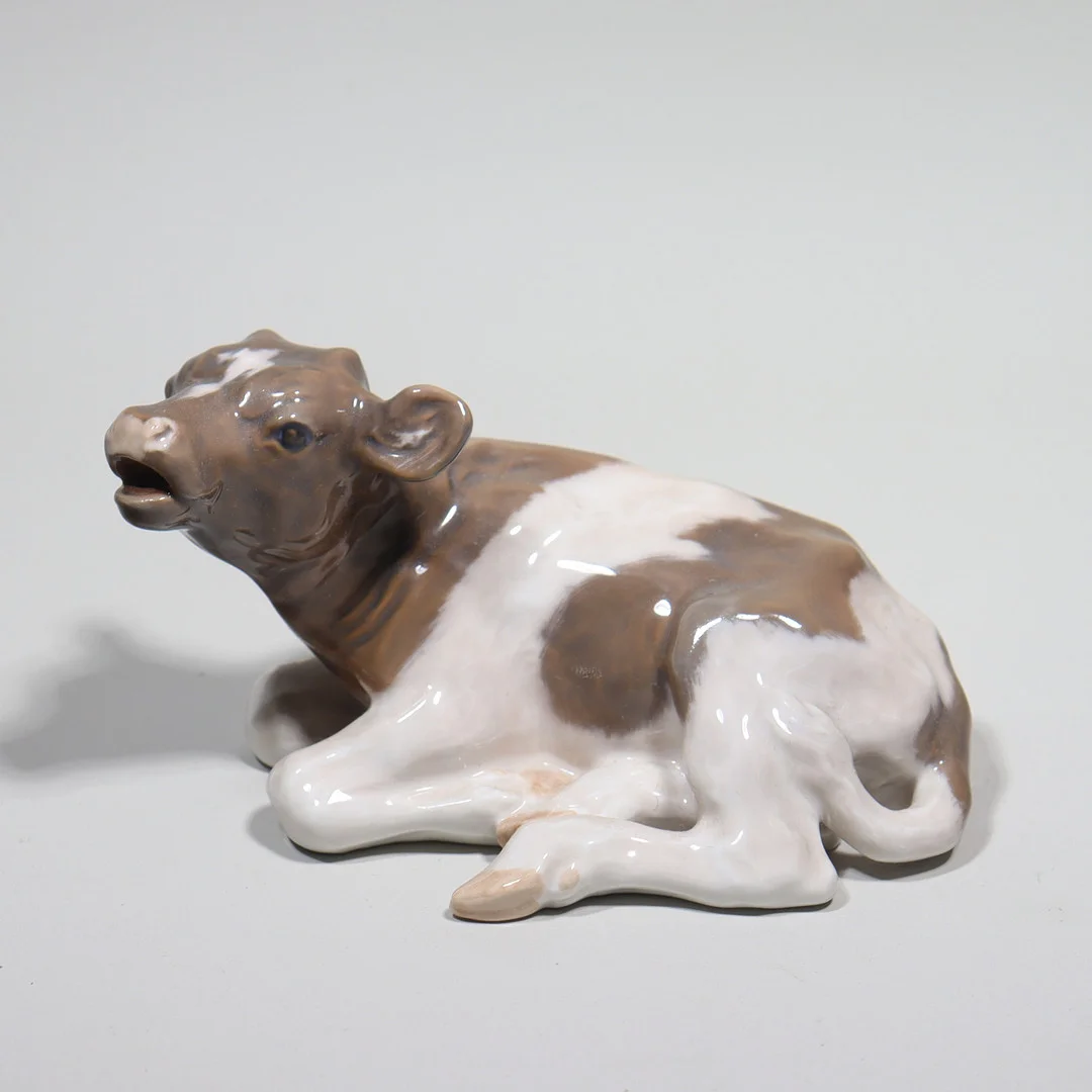 KNUD KYHN. för Royal Copenhagen, figurin #1072, liggande kviga. — European — Markus Auktioner