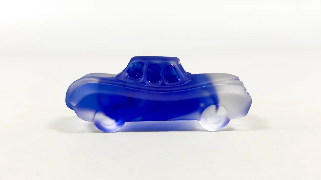 OLLE BROZÉN. "Bil", Car-Toons, signerad, Kosta Boda. — Art glass — Auktionshuset STO Bohuslän