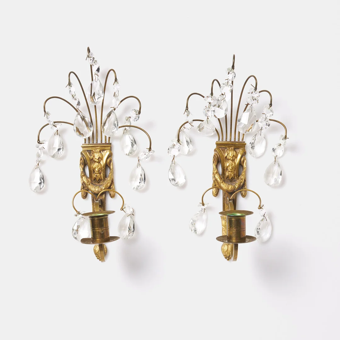 LJUSLYSTRAR, 1 par, för ett ljus vardera, mässing, prismor, 1900-tal. — Wall Lights — Stockholms Auktionsverk Sickla