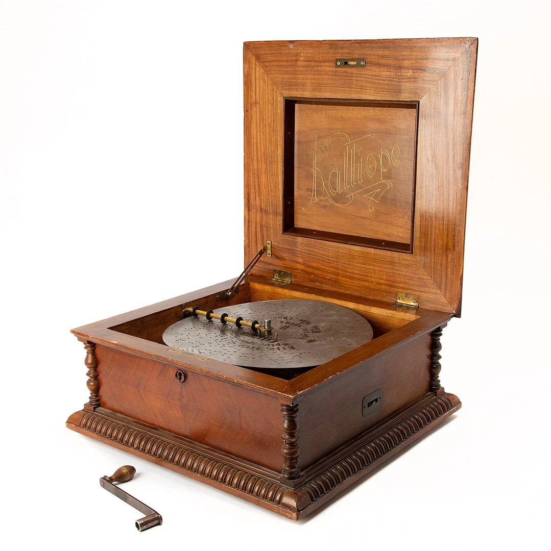 SPELDOSA. Kalliope, 1800-talets andra hälft. Med utbytbara skivor, 24 skivor medföljer. — Musical instruments — Stockholms Auktionsverk Göteborg