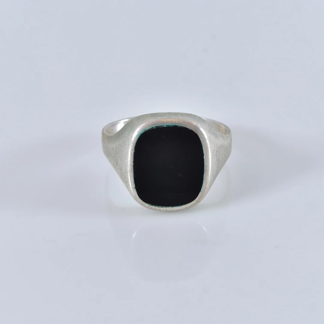 KLACKRING, med svart sten, silver. — Rings — Halmstads Auktionskammare