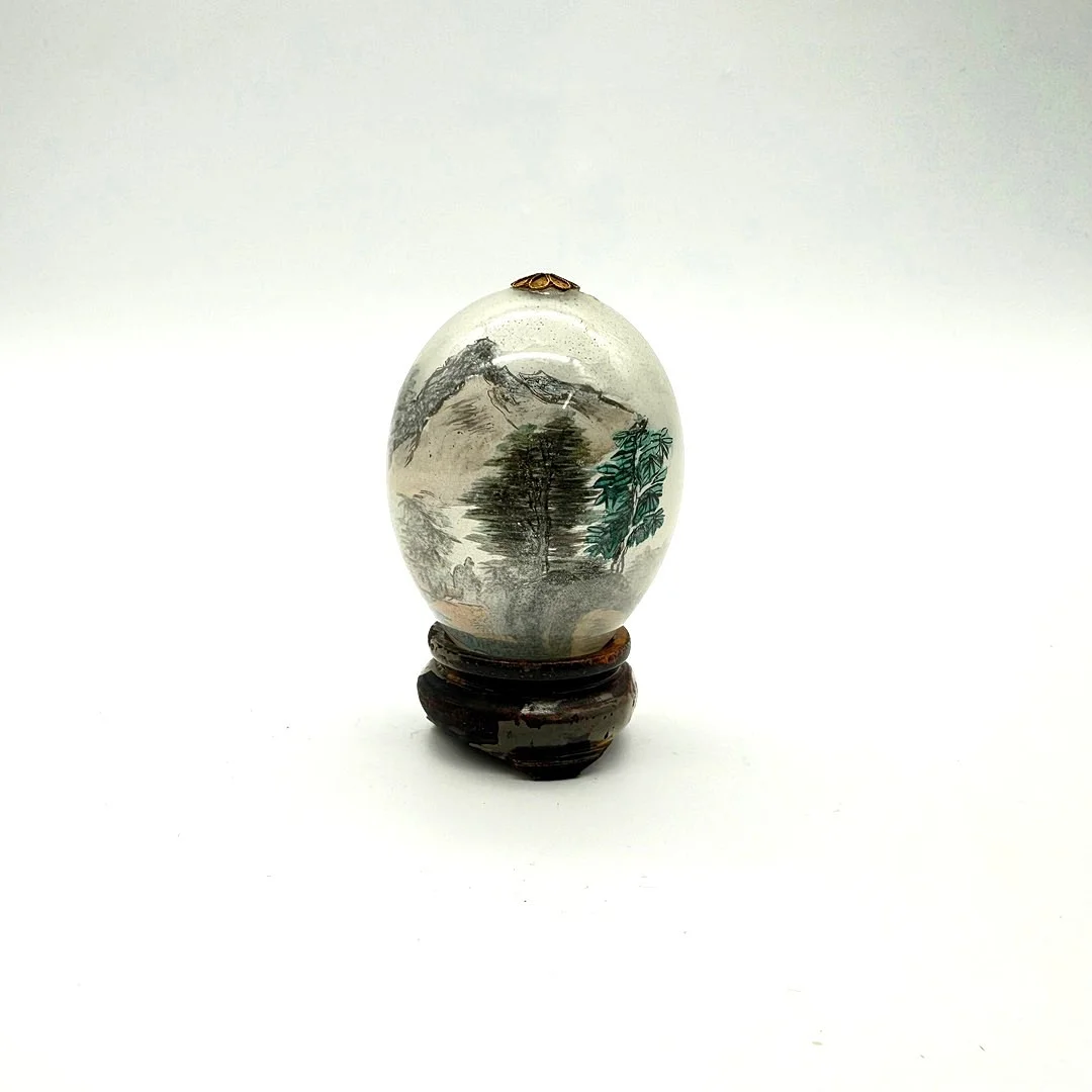 FILIGRANES, VON INNEN BEMALTES DEKO-EI AUS GLAS - BERGLANDSCHAFT - HOLZSTÄNDER. — Other — Kunst- und Auktionshaus Kleinhenz