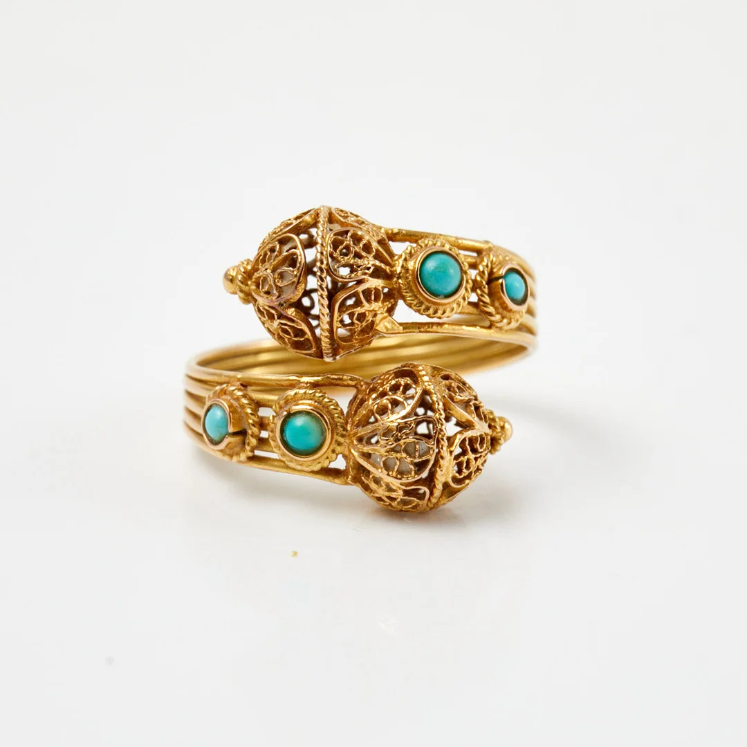 RING, 18 k guld, cabuchonslipade turkoser, genombrutna kulformationer med filigrandekor, utländska stämplar. — Rings — Stockholms Auktionsverk Sickla
