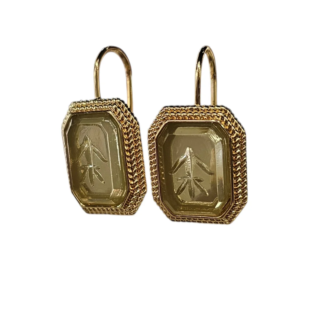 Pendientes estilo camafeo en metal dorado y resina. — Earrings — Arce Auctions
