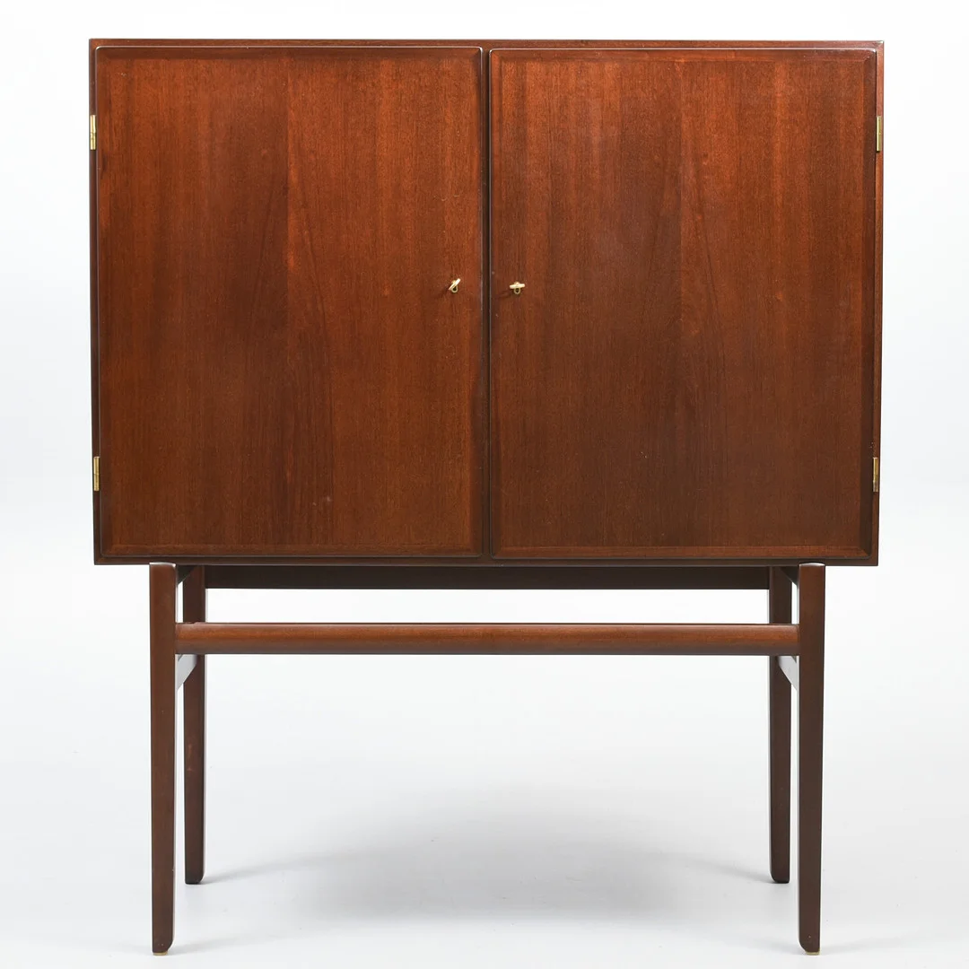 OLE WANSCHER. P. Jeppesen. "Rungstedlund" høj skænk af mahogni. — Cupboards, Cabinets & Shelves — Sørensen Auktioner