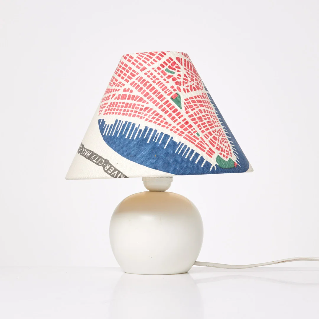 JOSEF FRANK. Bordslampa, modell 2575, Firma Svenskt Tenn, lackerat trä, lampskärm textilen Manhattan, märkt. — Table Lamps — Stockholms Auktionsverk Sickla