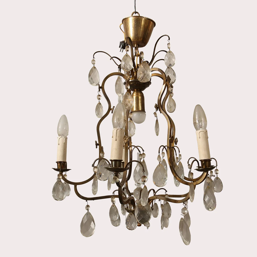 TAKLAMPA, mässing, slipad kristall, burform, fem ljusramar. Sex ljuskällor. 1900-talets andra fjärdedel. — Ceiling lights — Limhamns Auktionsbyrå