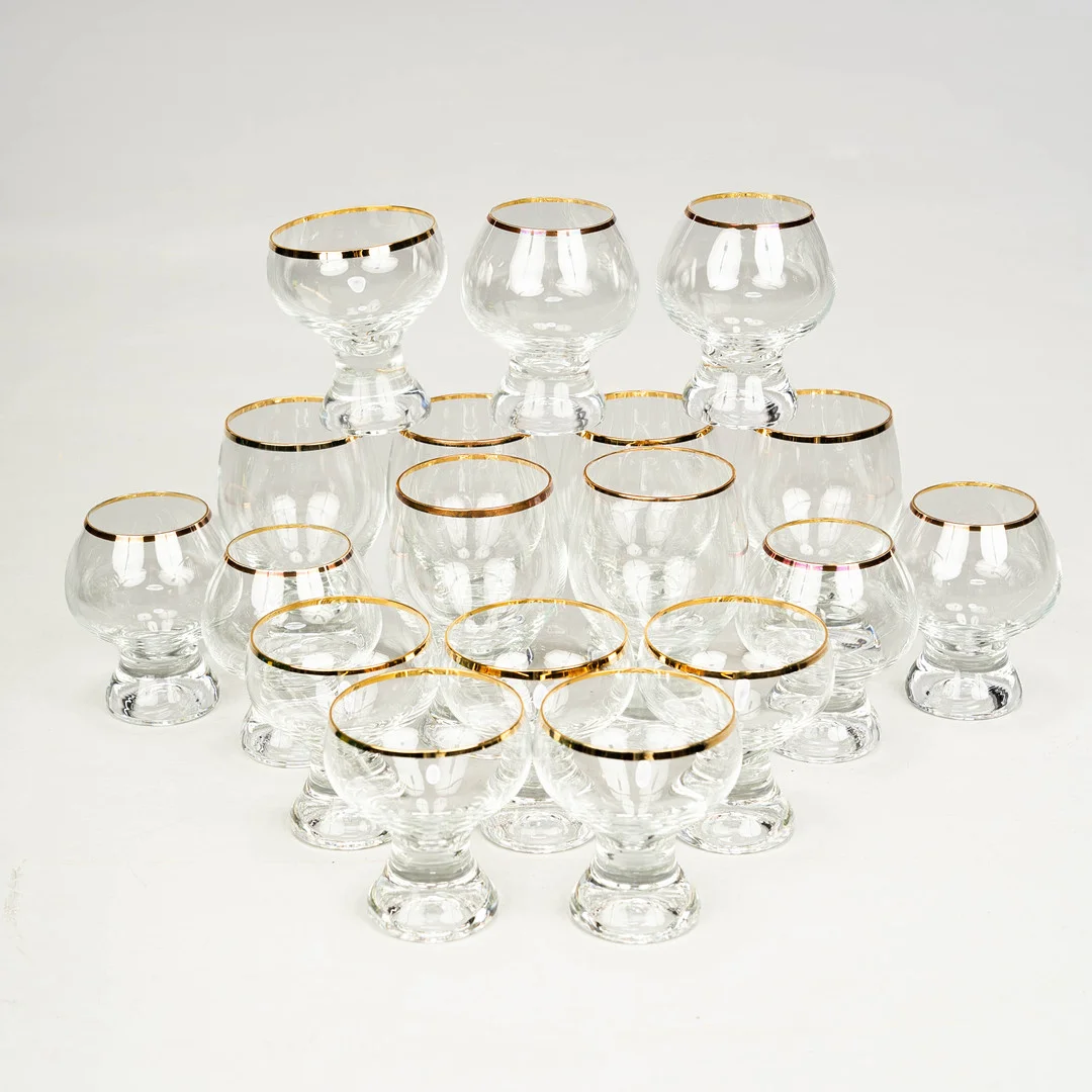 Dryckesglas, 18 delar, kristall med guldkant, Tjeckoslovakien, 1980-tal. — Utility glass — Norrlands Auktionsverk