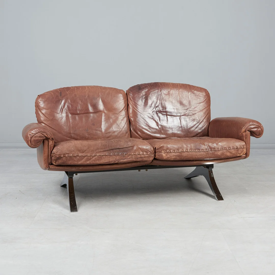DE SEDE, Zweisitzer / Sofa, Modell 'DS 31', Leder, Stahl, 1970er Jahre, Schweiz. — Sofas & Seatings — Stockholms Auktionsverk Köln