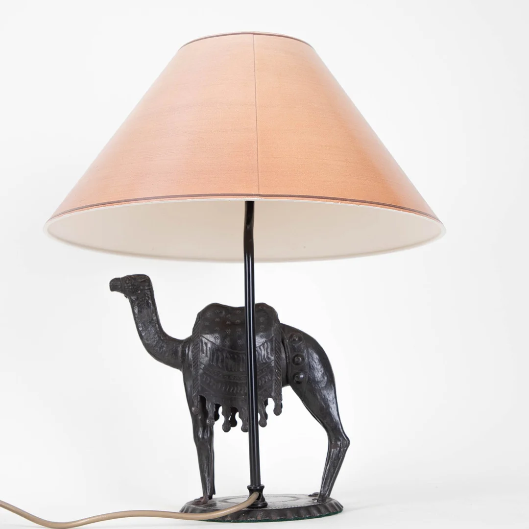Tischlampe mit Dromedar-Skulptur, 2. Hälfte 20. Jh. — Table Lamps — Stockholms Auktionsverk Hamburg