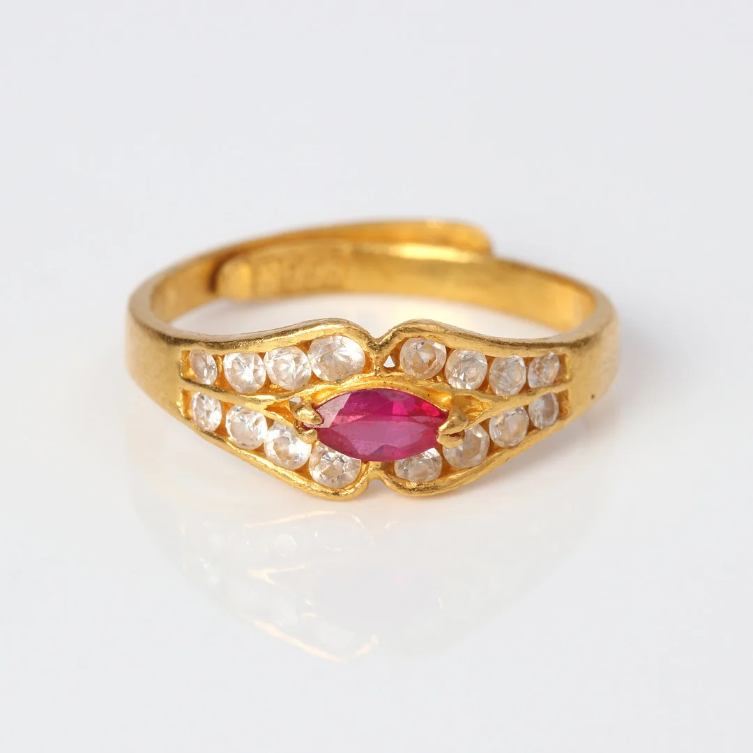 RING. 23k guld (995/1000) med färglösa stenar och en syntetisk rubin, totalvikt ca 4,2 gram. — Rings — Skånes Auktionsverk