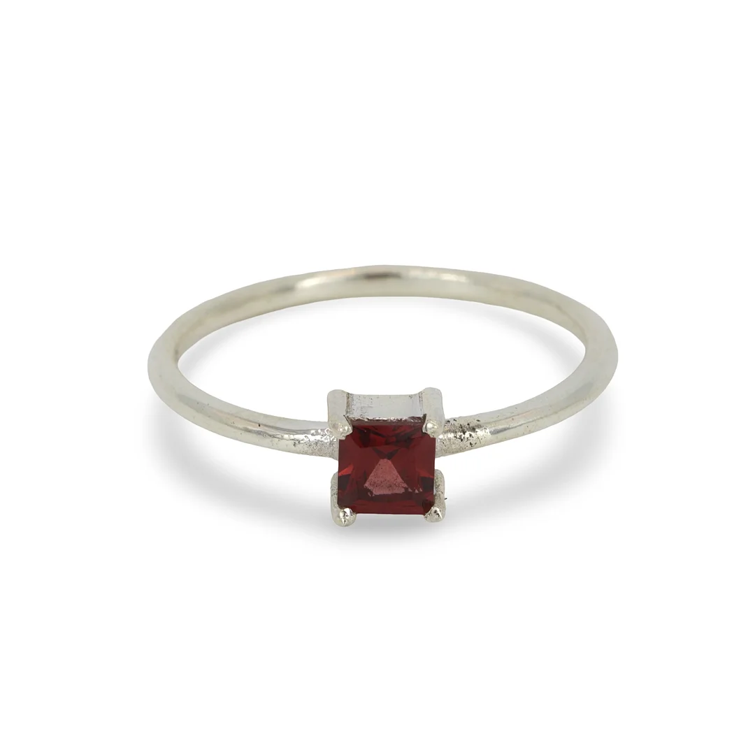 PRINCESS CUT GARNET SILVER RING. — Rings — Chalkwell Auctions
