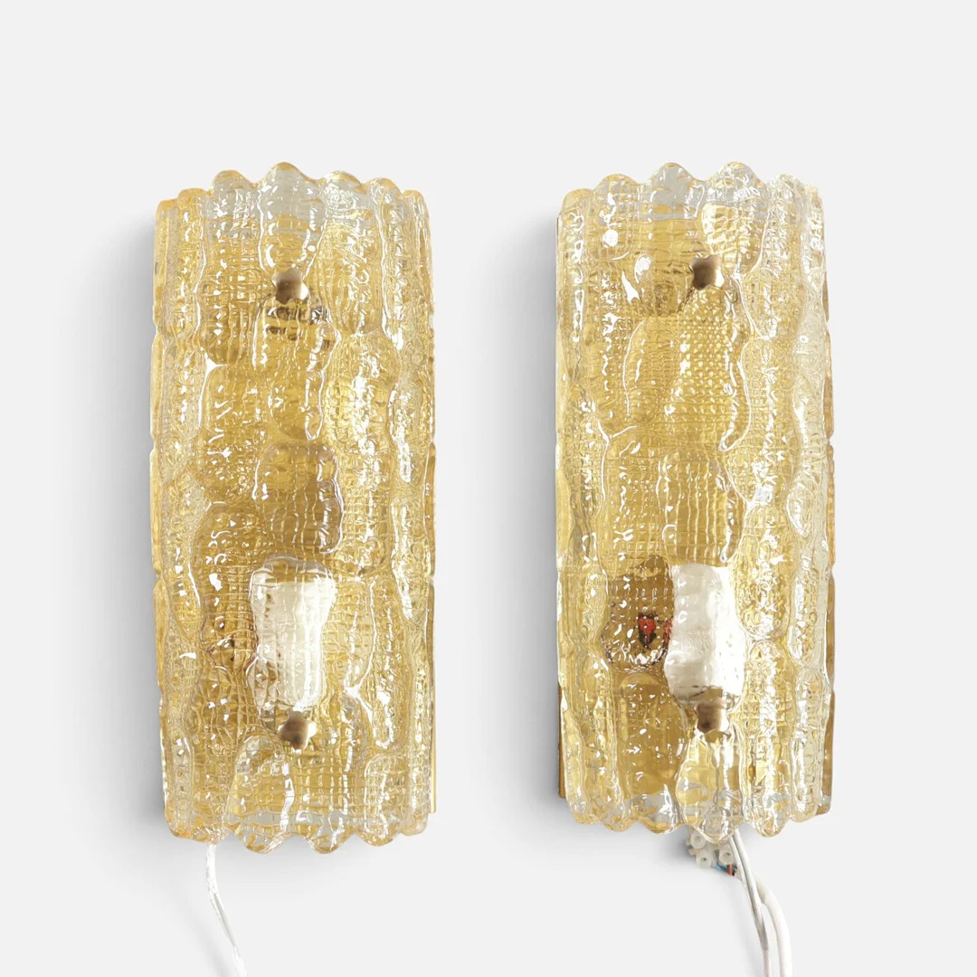 CARL FAGERLUND. Et par væglamper med skærme af klart presset glas, model 'Gefion'. Udført for Lyfa og Orrefors, Sverige (2). — Wall Lights — Woxholt Auktionshus