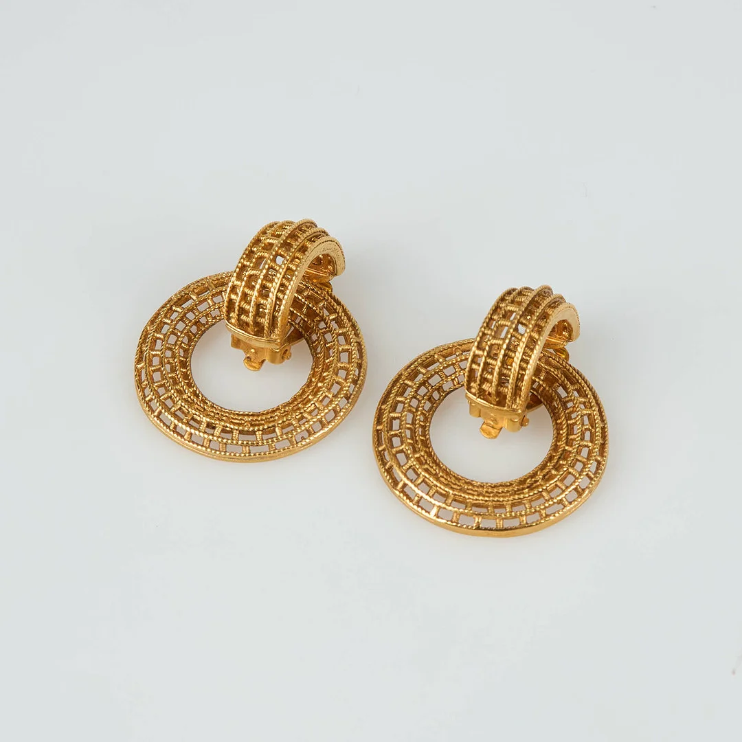 CHANEL, Örhängen. — Vintage & Designer Fashion — Stockholms Auktionsverk Helsinki