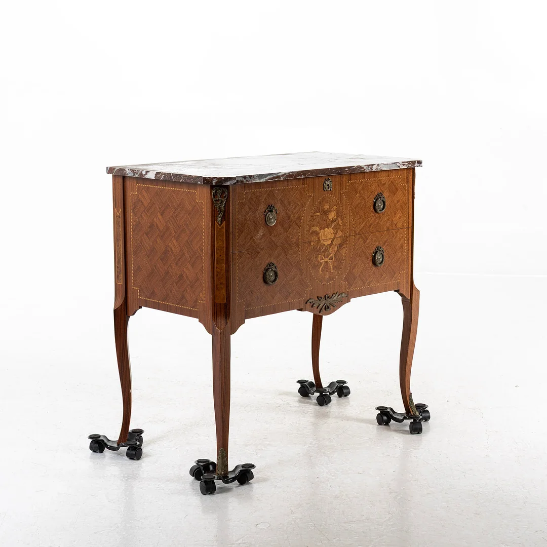 BYRÅ, gustaviansk stil, med stenskiva, 1900-talets andra hälft. — Chests of drawers — Handelslagret Auktionsservice