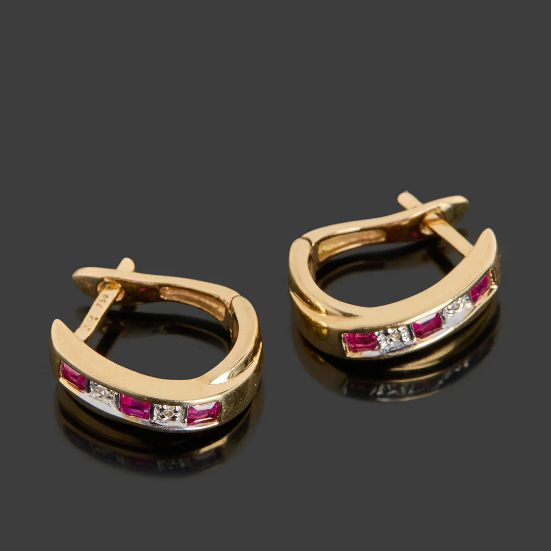 ÖRHÄNGEN, ett par, 18k guld dekorerat med rubiner samt diamanter. — Earrings — Crafoord Auktioner Stockholm