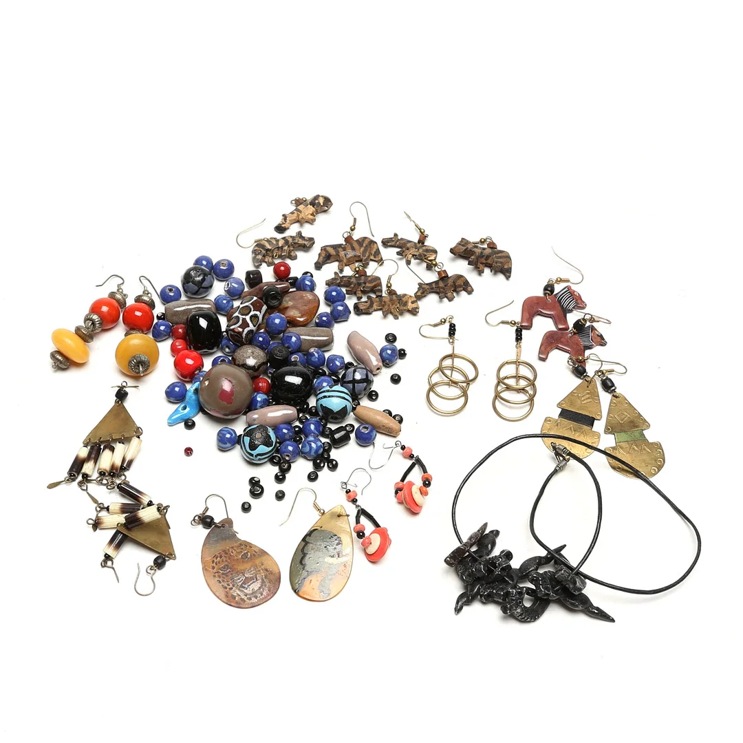 SMYCKEN och PÄRLOR, i låda. — Jewellery — Kalmar Auktionsverk