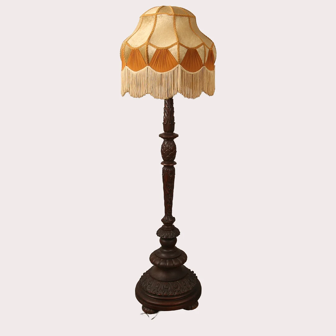GOLVLAMPA , rikligt skulpterad, trä med textilskärm, ca år 1910-1920. — Floor lights — Limhamns Auktionsbyrå