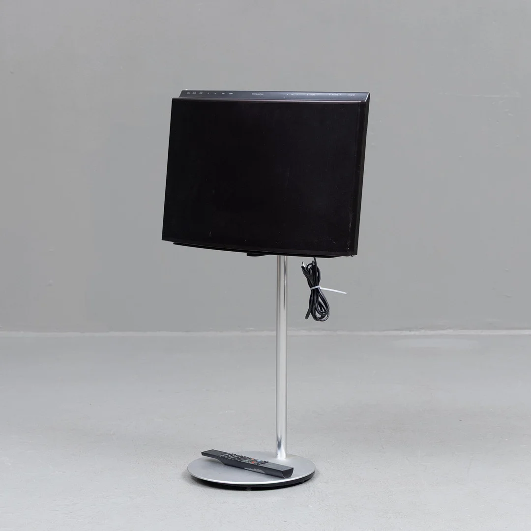 BANG & OLUFSEN, med stativ och kontroller, Beo Sound 1, 2581. — Modern consumer electronics — Garpenhus Auktioner
