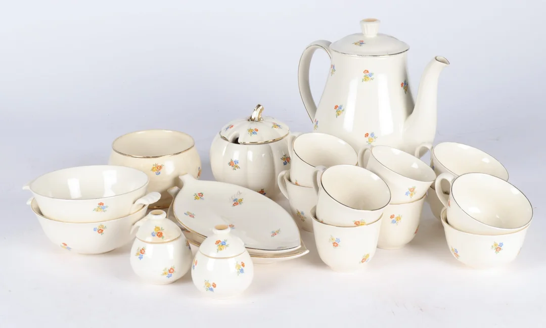 Aluminia. 'Anne Sofie' faience dinnerware. (160) — Glass, porcelain and ceramics/Dinnerware, tea sets, coffee sets — Lauritz