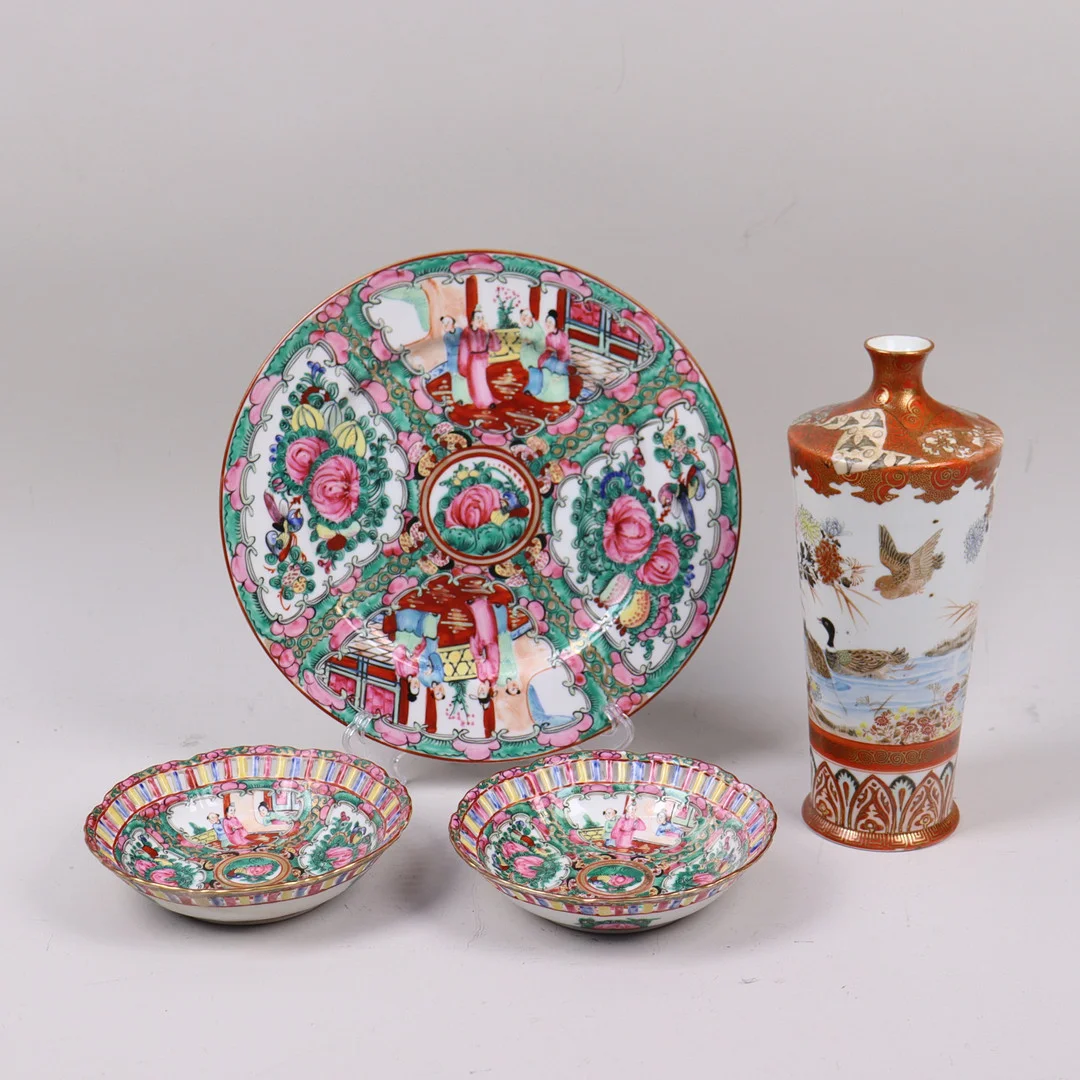 TALLRIKAR, 3 st, porslin, Famille Rose, Kina, samt Kutani vas, Japan, 1900-talets första hälft. — Ceramics & Porcelain — Markus Auktioner