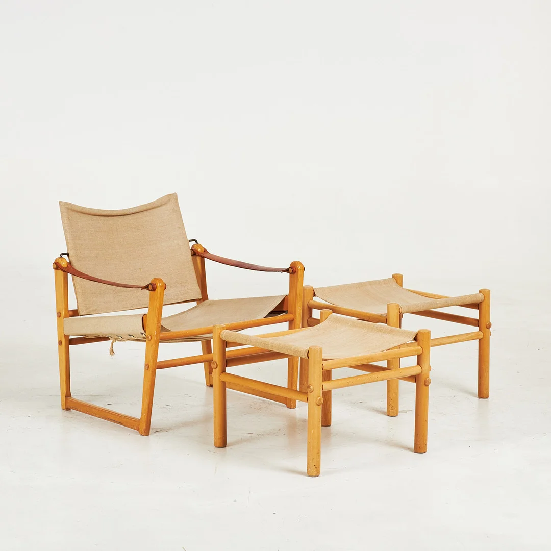 FÅTÖLJ samt 2 st FOTPALLAR. Fåtölj "Cikada" av Bengt Ruda av IKEA, fotpallar "Junker" av Bror Boije, Dux, bok, klädda i canvastyg. — Armchairs & Chairs — Stockholms Auktionsverk Sickla