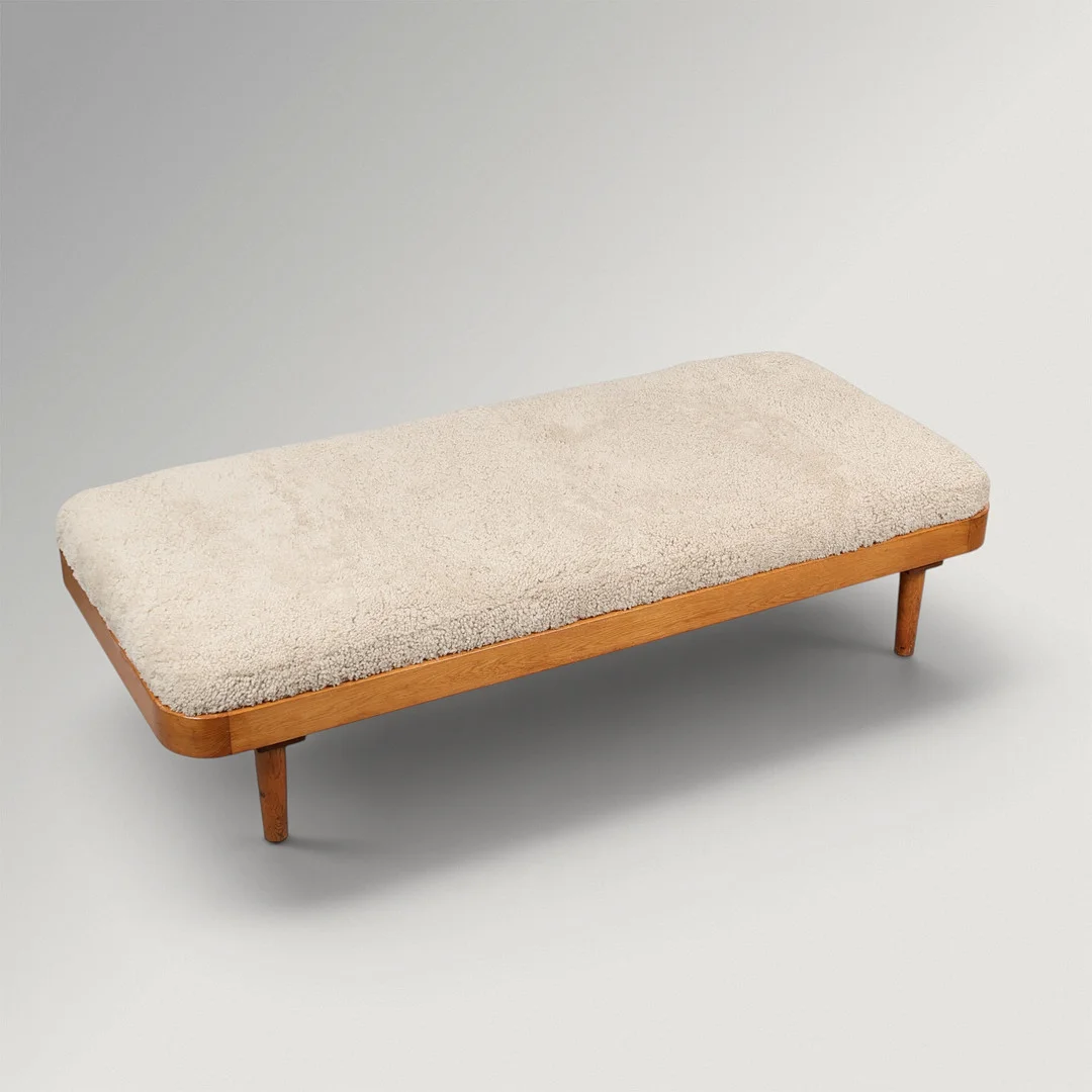 DANSK SNEDKERMESTER. Daybed af eg betrukket med oysterfarvet Merino uld, 1940-50'erne. — Sofas & Seatings — Palsgaard Kunstauktioner