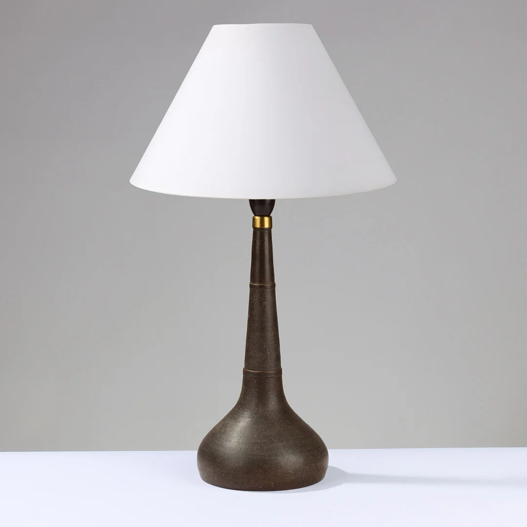 ESBEN KLINT (1915-1969) & NILS KÄHLER (1906-1979). Bordlampe af gråglaseret lertøj, Herman A. Kählers fabrik, Næstved, Danmark, formgivet 1958. — Table Lamps — Palsgaard Kunstauktioner