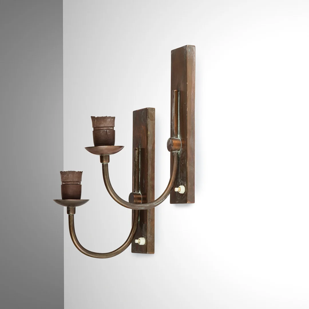 Et par væglamper af mørkpatineret messing, antageligt dansk lampeproducent, 1900-tallets midte, (2). — Wall Lights — Palsgaard Kunstauktioner