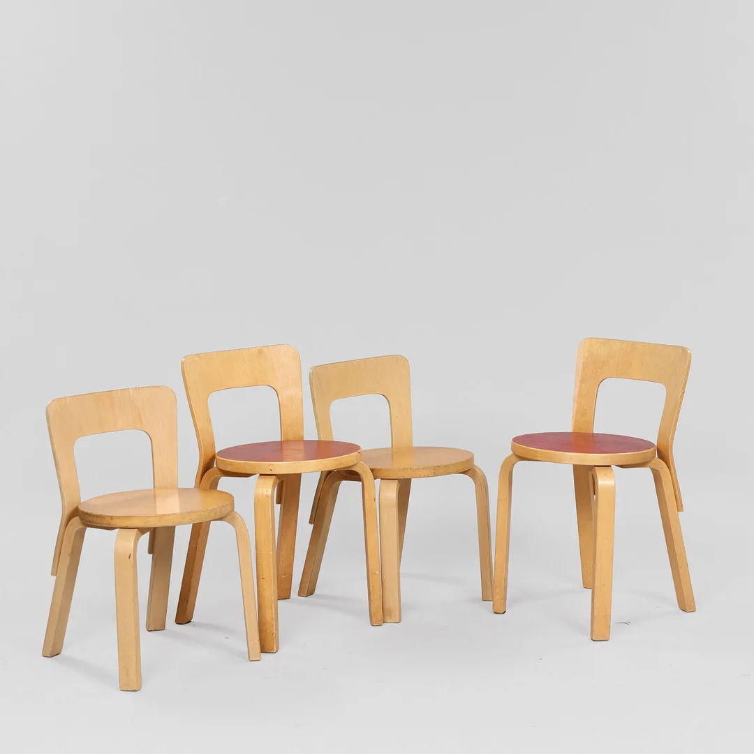 ALVAR AALTO. Fire børnestole med stel af massiv og formbøjet lamineret birk, sæder beklædt med rød linoleum, Artek, model nr. 65, Finland, formgivet 1935, (4). — Armchairs & Chairs — Palsgaard Kunstauktioner