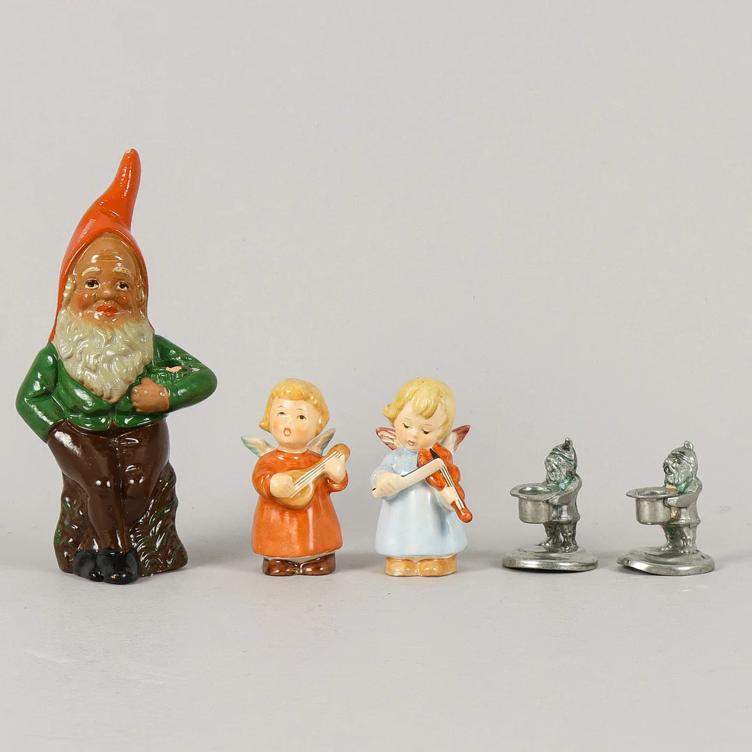 FIGURINER 2 Goebel, tomte och tomteljusstakar i tenn. — European — Karlstad Hammarö Auktionsverk