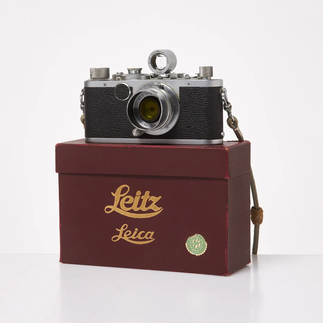KAMERA. Leica, D.R.P Ernst Leitz Wetzlar, 50mm f3,5, Tyskland, i originalkartong. — Cameras & accessories — Stockholms Auktionsverk Sickla