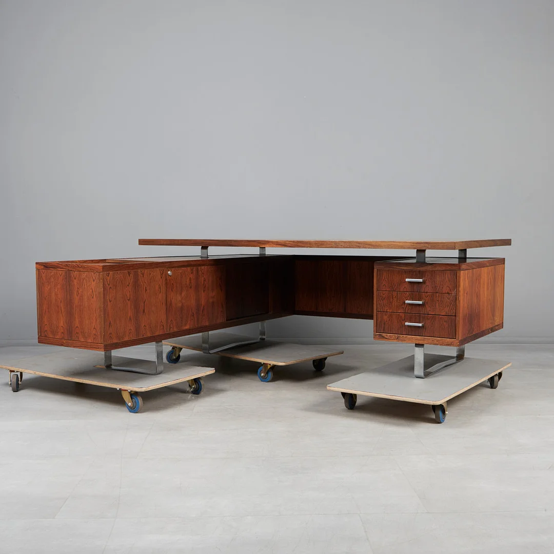 JØRGEN PEDERSEN. E. Pedersen & Søn, Schreibtisch, Palisander, Stahl, Modell 'Europa 2002', 1970er Jahre, Dänemark. — Desks — Stockholms Auktionsverk Köln
