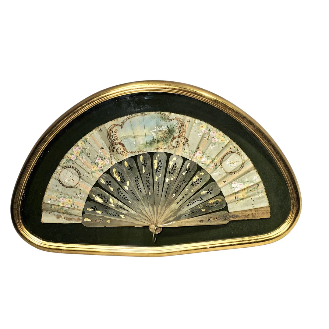 Antiguo abanico S. XIX , varillaje de asta y país bordado y pintado. En abaniquera. — Other — Arce Auctions