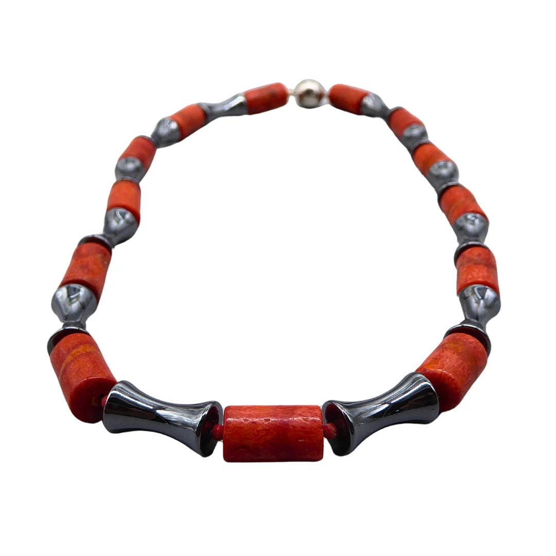 SCHAUMKORALLEN WALZEN UND HÄMATIT KETTE MIT EINEM MAGNETVERSCHLUSS. — Necklace — Auktionshaus Stuber's Hammerschlag
