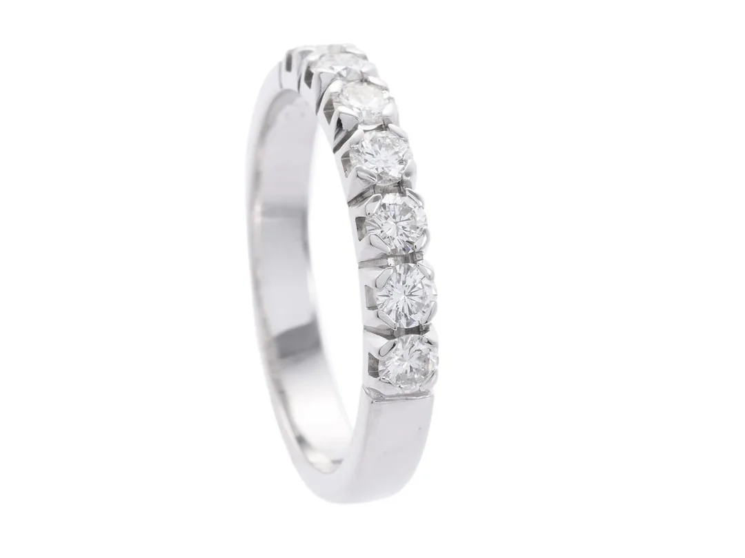 ALLIANSRING, 18K vitguld, 7 briljantslipade diamanter 0,63 ctv, ca TW/VS, Strömdahls, Stockholm 1997, stl 18,25 mm, vikt 4,8 g. — Smycken/Ring — Kaplans