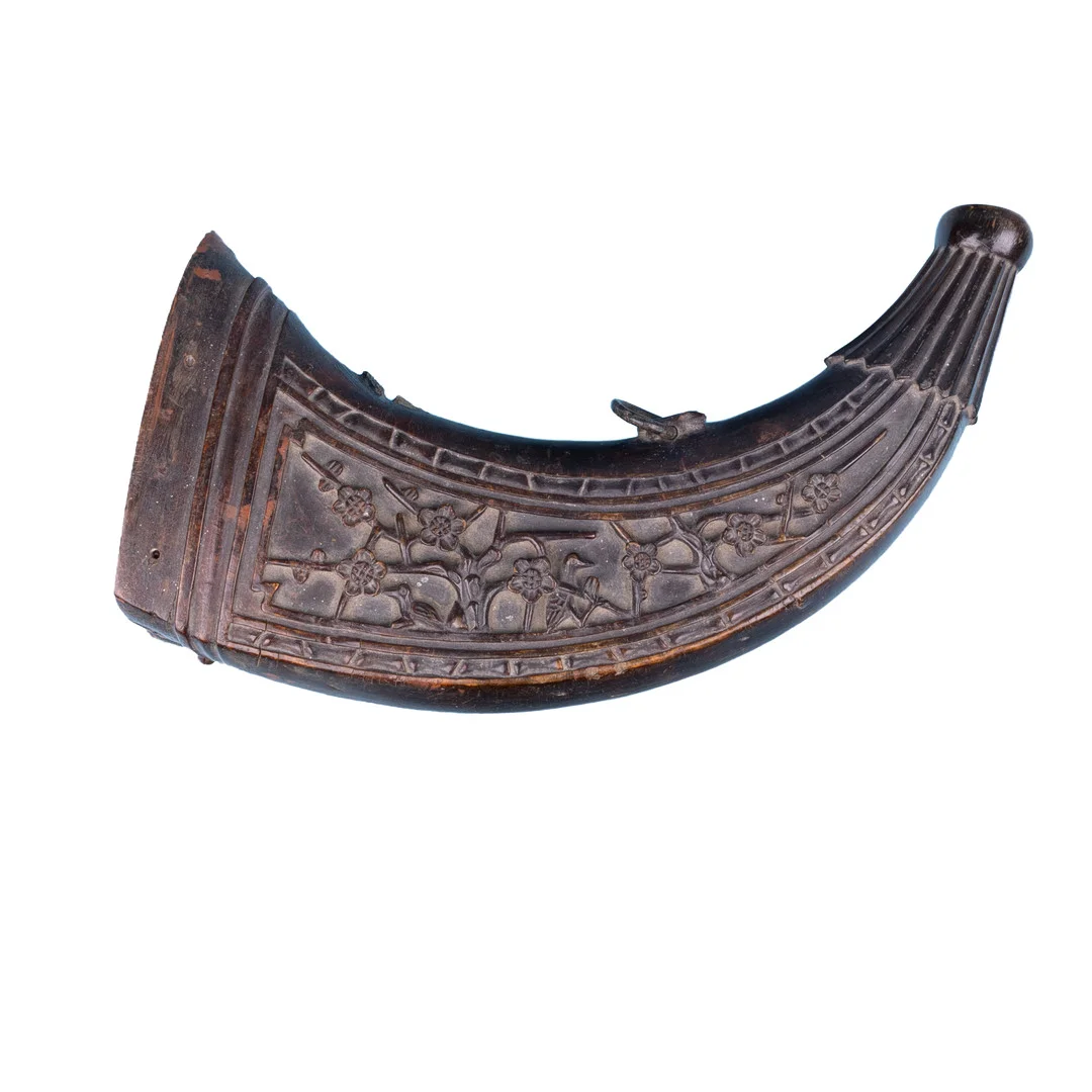 KRUTHORN, med gravyr, Kina, 1800-tal. — Guns & Rifles — Kurage Auktion