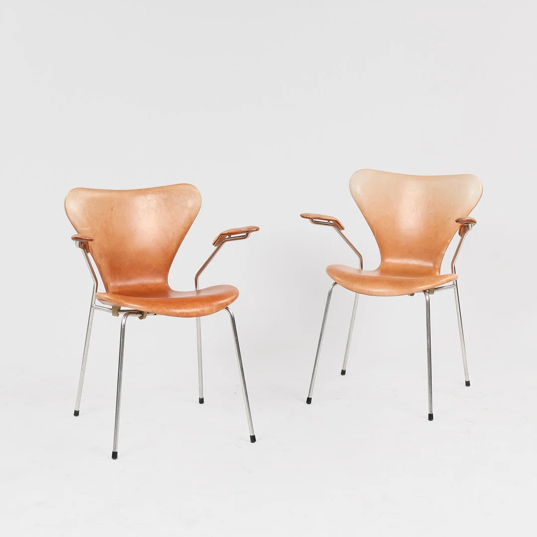 ARNE JACOBSEN. "Syveren", et par armstole med sæde, ryg og armlæn betrukket med brunt skind, stel af forkromet stål, modelnr. 3207, Fritz Hansen, Danmark, formgivet 1955, (2). — Armchairs & Chairs — Palsgaard Kunstauktioner
