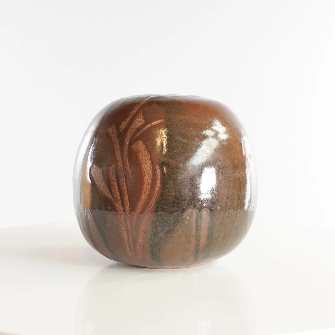 ERLING GRØNDAHL. Rund vase, af glaseret stentøj, brun. Signeret "Erling" Motiv af blomst. Danmark. — European — Woxholt Auktionshus