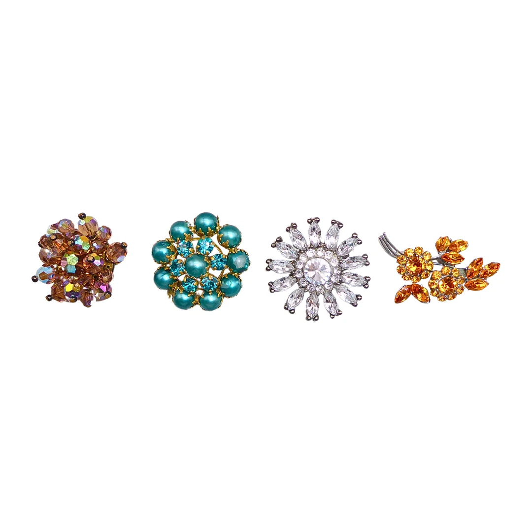 BROSCHEN, 4 TEILE, BESETZT MIT KUNSTPERLEN UND FACETTIERTEN SCHMUCKSTEINEN. — Brooches & Pendants — Auktionshaus Stuber's Hammerschlag