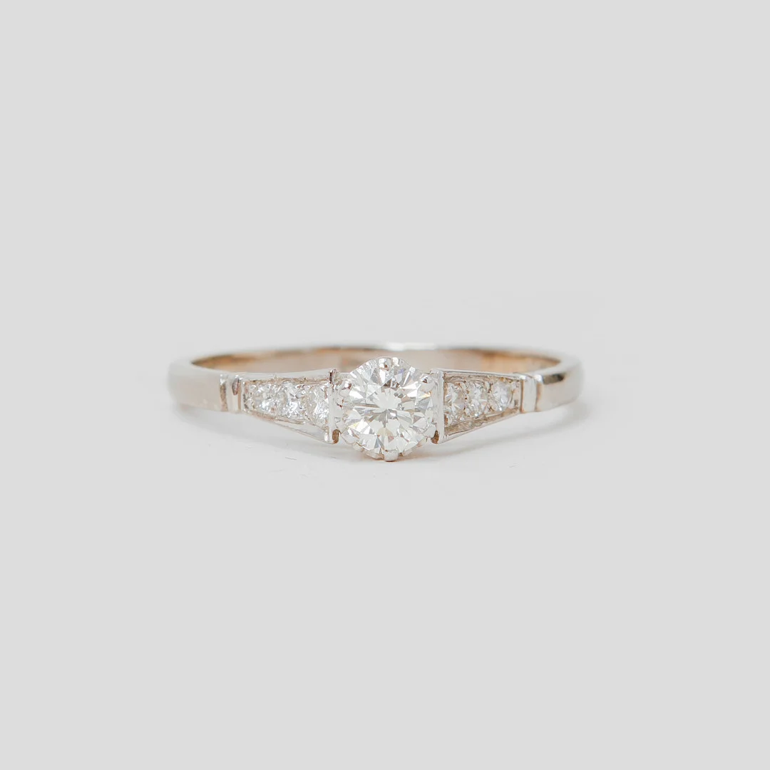 RING, 18k vitguld, diamanter, totalt ca 0,58 ct, vikt ca 3 gram. — Rings — Göteborgs Auktionsverk