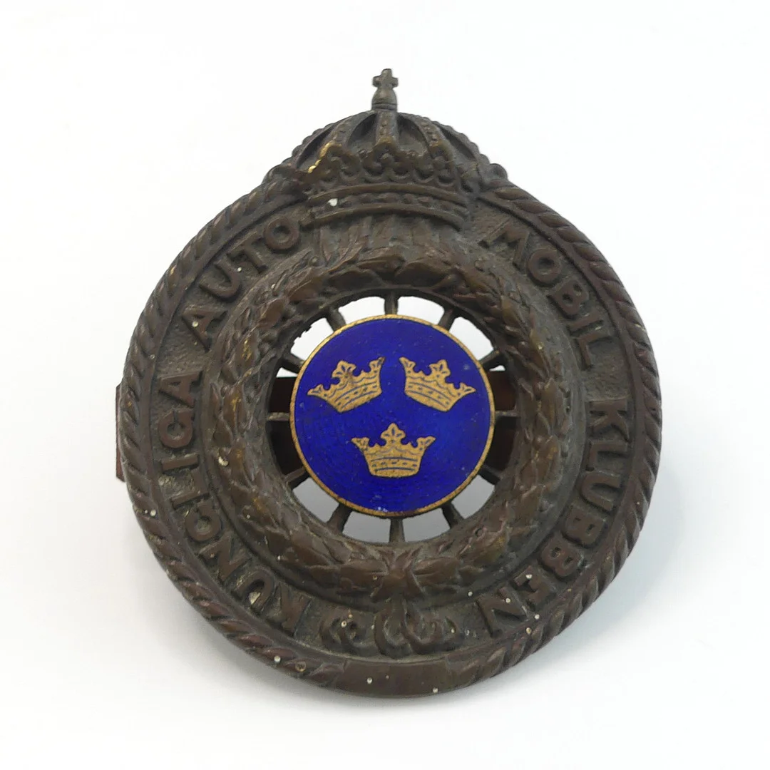 EMBLEM, brons, Kungliga Auto Mobil Klubben. — Miscellaneous — Lysekils Auktionsbyrå