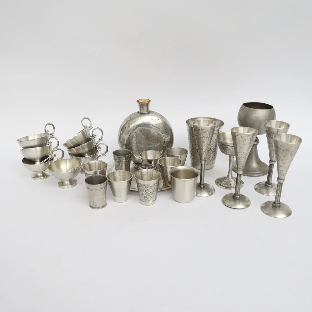 TENNFÖREMÅL, punchmuggar med bricka, Malungsfors, snapsglas, vinglas med mera. — Pewter, Brass & Copper — Falun Auktionsbyrå