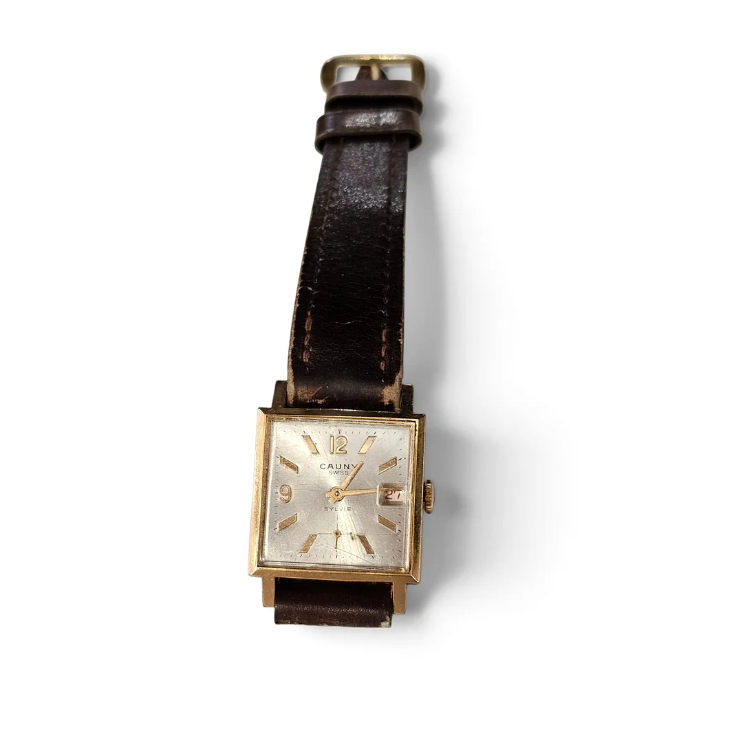 CAUNY SYLVIE. Swiss made. Reloj de pulsera en acero con baño de oro amarillo de 10 micras. Movimiento mecánico a cuerda. Circa 1965-70. — Wristwatches — Arce Auctions